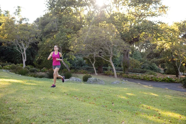 Kobiece jogger słuchanie muzyki podczas biegania — Zdjęcie stockowe