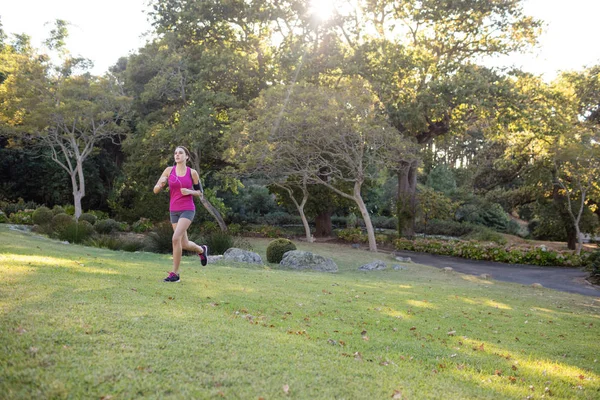 Joggerin hört beim Joggen Musik — Stockfoto