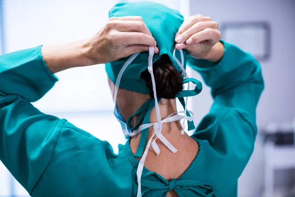 Cirurgiã usando máscara cirúrgica — Fotografia de Stock