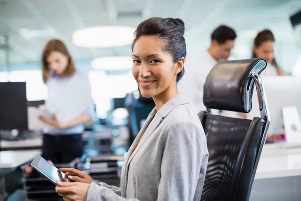 Ejecutivo de negocios usando tableta en el escritorio — Foto de Stock