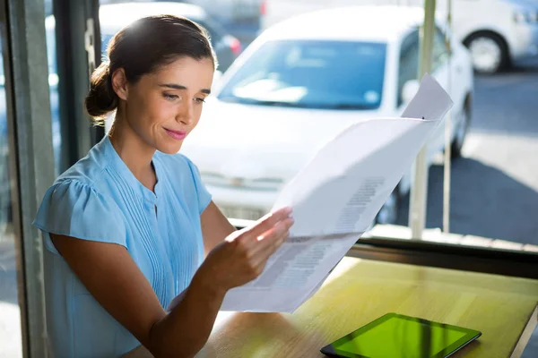 Female executive looking at documents — Stock Photo, Image