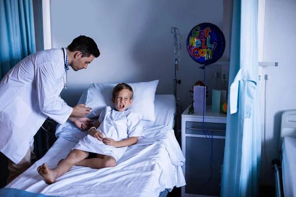 Male doctor injecting patient — Stock Photo, Image