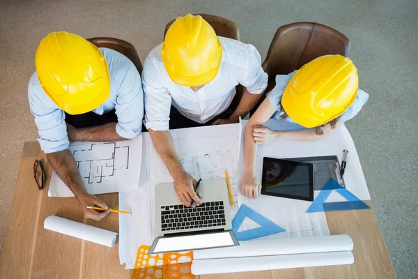 Arquitetos discutindo sobre laptop na sala de conferências — Fotografia de Stock