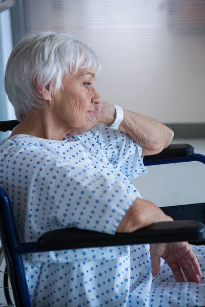 Handicap senior patiënt op rolstoel — Stockfoto