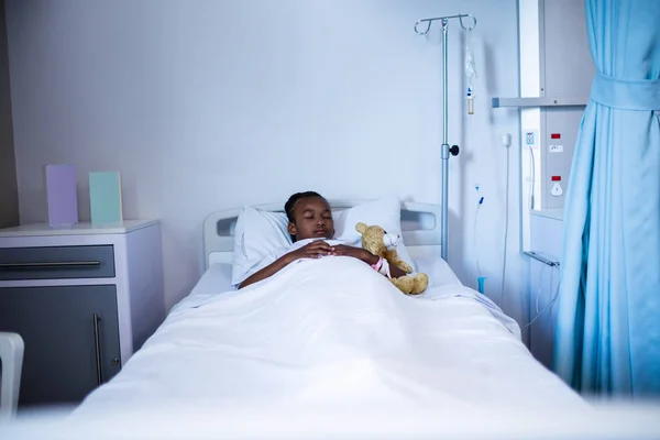 Oyuncak ayı yatakta yatıyor hasta — Stok fotoğraf
