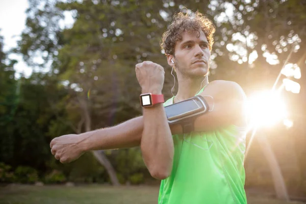 Uomo che fa esercizio di stretching — Foto Stock