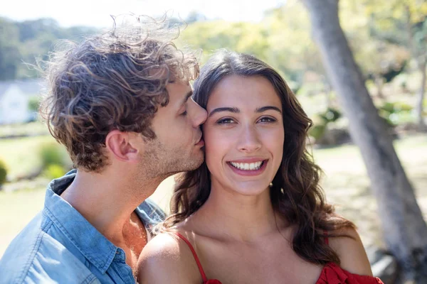 Uomo baciare donna sulla guancia — Foto Stock