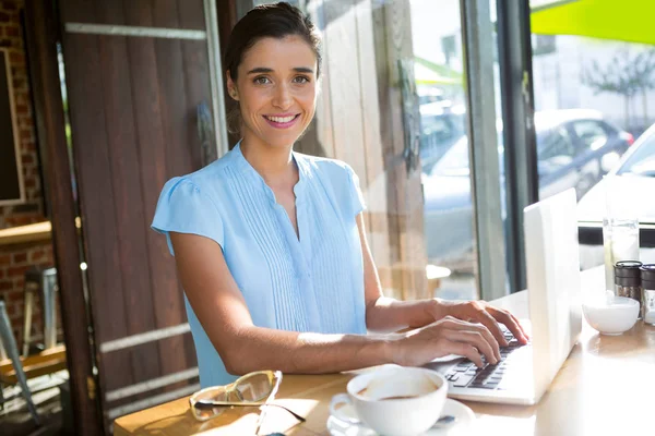 Female executive working on laptop — Stock Photo, Image