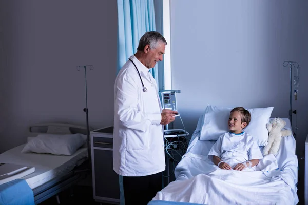 Мужской врач взаимодействует с пациентом во время посещения — стоковое фото