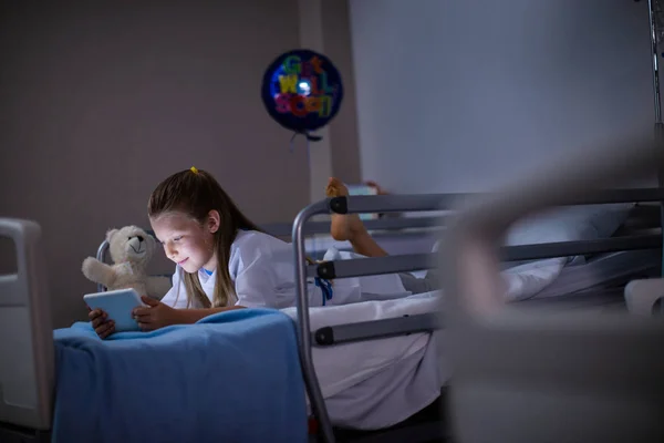 Patiënt met behulp van digitale tablet in ward — Stockfoto