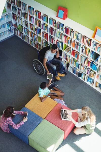 Uważny studentów studiujących w bibliotece — Zdjęcie stockowe