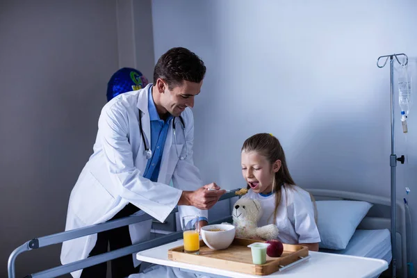 Médico alimentación desayuno al paciente —  Fotos de Stock