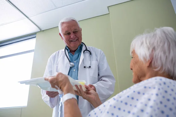 Arzt serviert dem Patienten Frühstück und Medikamente — Stockfoto