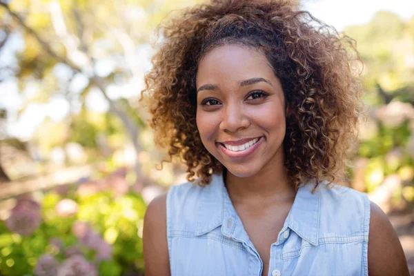 Portrait of woman standing in park — Stock Photo, Image