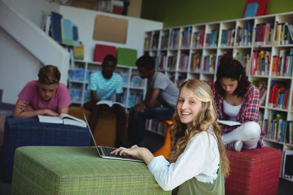 Retrato de estudante feliz estudando na biblioteca — Fotografia de Stock