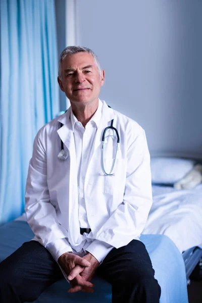 Male doctor sitting in ward — Stock Photo, Image