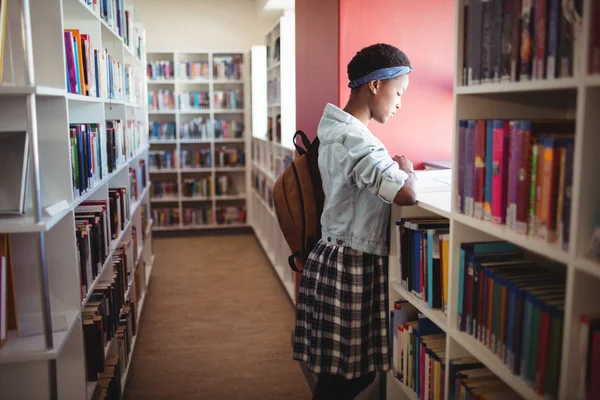 细心的女学生阅读书在图书馆 — 图库照片
