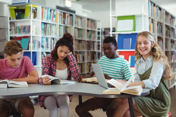 Colegas atentos estudando na biblioteca — Fotografia de Stock