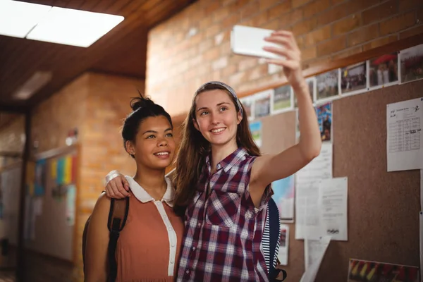 Colegialas tomando selfie en el teléfono —  Fotos de Stock