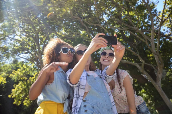Kvinnliga vänner tar selfie med telefon — Stockfoto