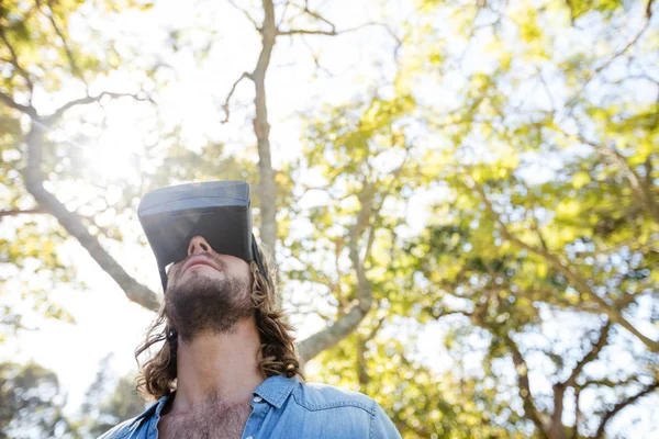 Homem usando óculos de realidade virtual — Fotografia de Stock