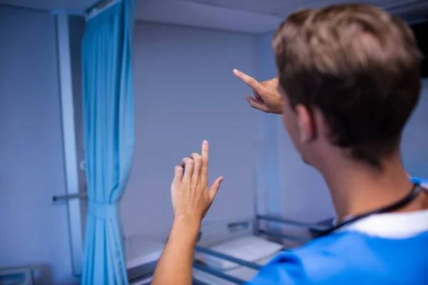 Visão traseira do médico gesticular na enfermaria — Fotografia de Stock