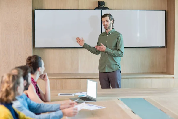 Exécutif donnant une présentation à ses collègues — Photo