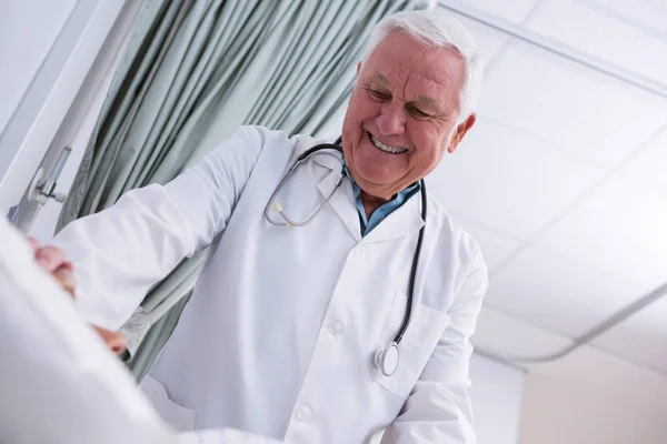 Doctor consolando a paciente mayor — Foto de Stock