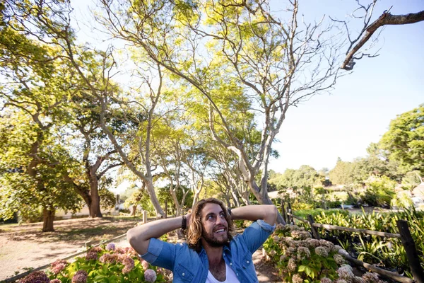 Homme debout avec les mains derrière la tête — Photo