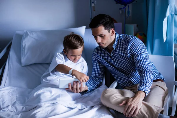 Padre e hijo usando tableta digital —  Fotos de Stock