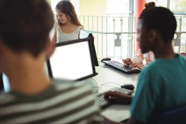 Studenten met behulp van de computer in de klas — Stockfoto