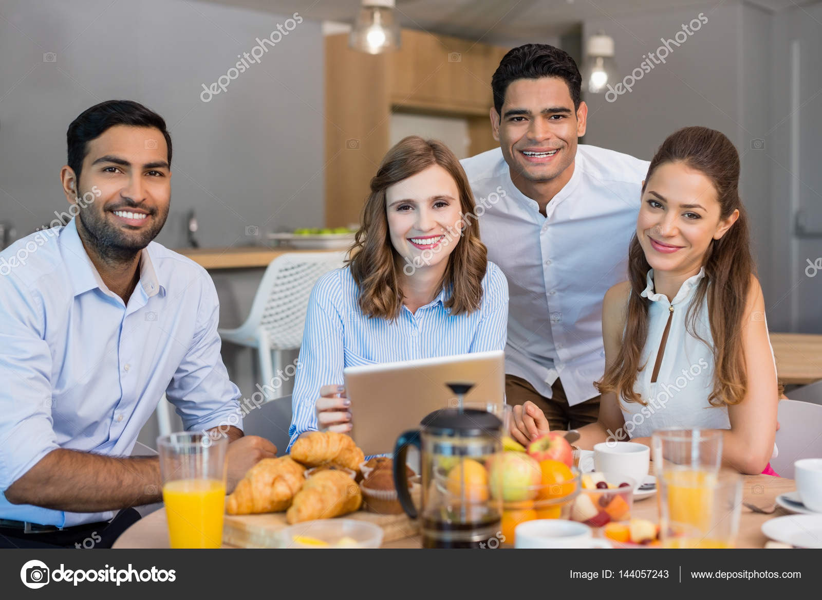 Папа кормит дочь бутербродом. Семья интернет. Завтрак для семьи. Семья завтрак дом деревянный беременная девушка. Гаджеты для завтраков.