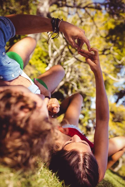 Çift elle bir kalp şekil verme — Stok fotoğraf