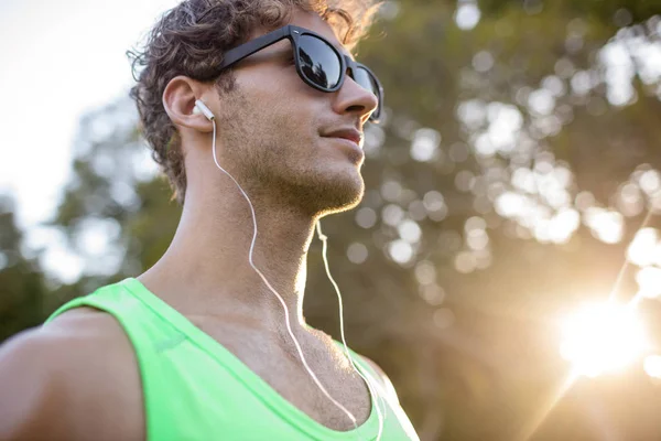 Uomo che ascolta musica con auricolare — Foto Stock