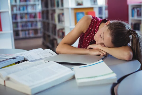 Trött Skolflicka sover medan du studerar — Stockfoto