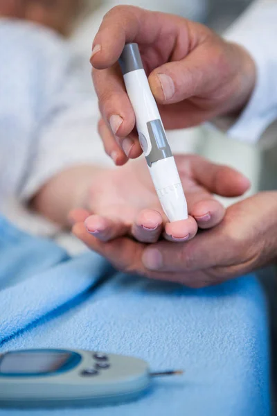 Doctor testing diabetes of senior patient — Stock Photo, Image