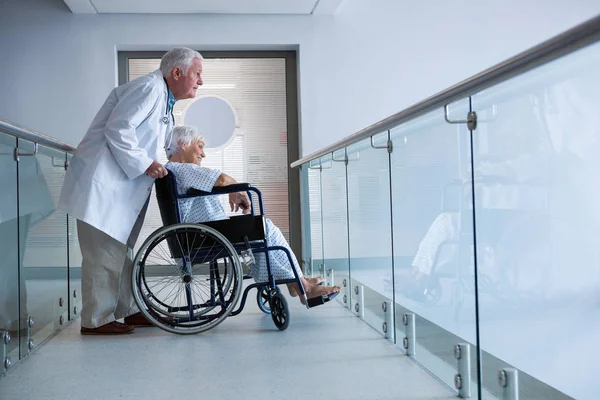 Врач и старший пациент на инвалидной коляске — стоковое фото