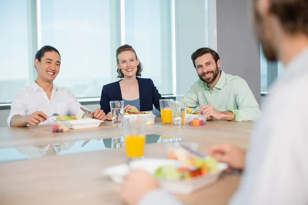 Leende företagsledare med måltid i office — Stockfoto