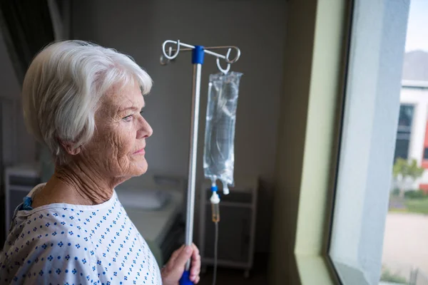 Patiente âgée debout à l'hôpital — Photo