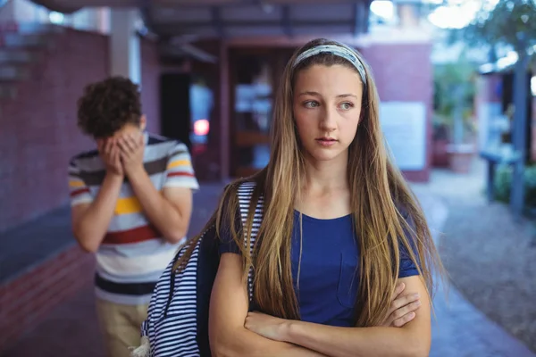Расстроенная школьная пара игнорирует друг друга — стоковое фото