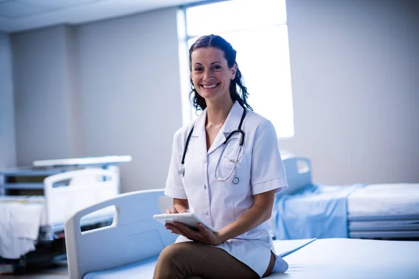 Ženský lékař pomocí digitálních tabletu v oddělení — Stock fotografie