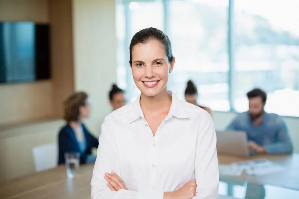 Business executive standing with her arms crossed — Stock Photo, Image