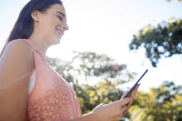 Kvinna med hjälp av Tablet PC i parken — Stockfoto