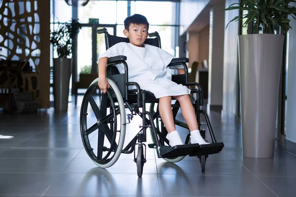 在医院走廊在轮椅上的残疾的男孩病人 — 图库照片