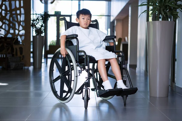 Behinderter Junge im Rollstuhl auf Krankenhausflur — Stockfoto