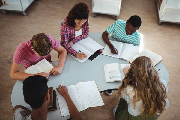 Des camarades de classe attentifs étudient à la bibliothèque — Photo