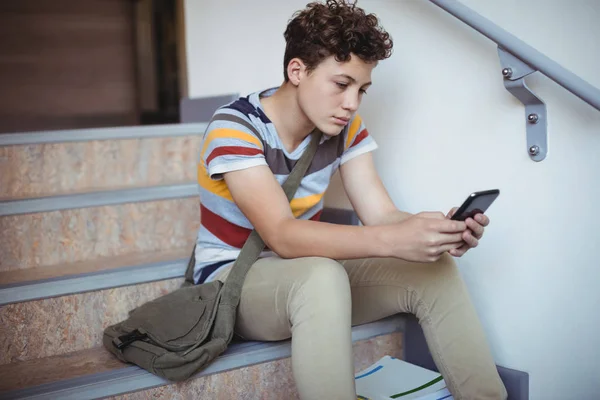Merdiven üzerinde oturan özenli öğrenci — Stok fotoğraf