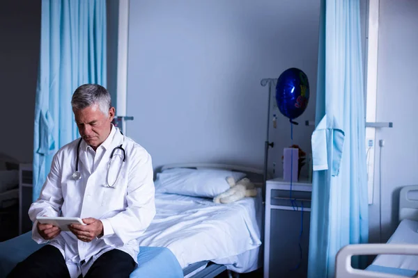 Doktor koğuşunda dijital tablet kullanma — Stok fotoğraf