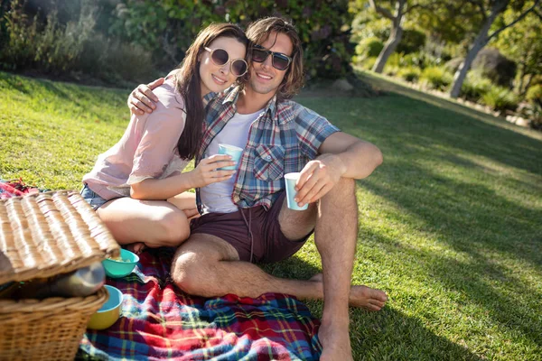 Coppia che fa un picnic nel parco — Foto Stock