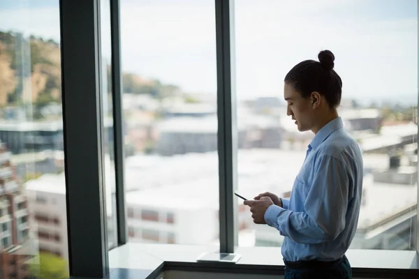 Business executive utilizzando sul telefono cellulare — Foto Stock